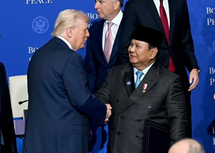 Presiden Amerika Serikat Donald Trump (kiri) bersalaman dengan Presiden RI Prabowo Subianto (kanan). [Foto: Sekretatiat Kabinet]