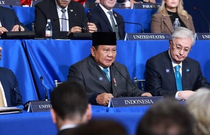 Presiden Prabowo Subianto (berpeci).