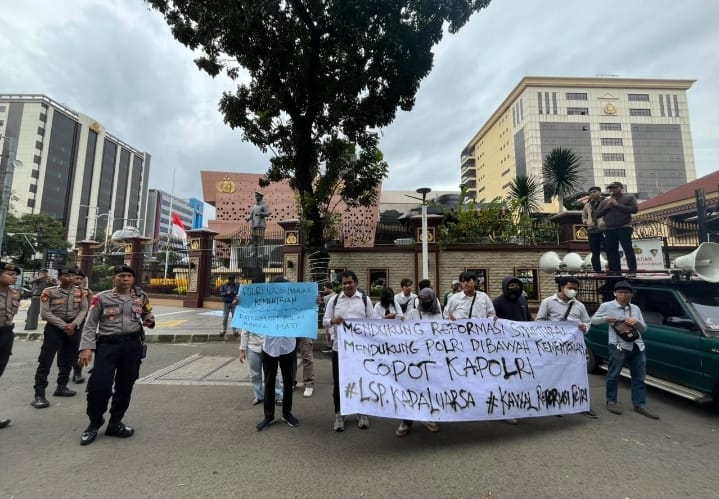 Jaringan Pemuda Pengawal Reformasi Polri (JPPR Polri) demo minta copot Kapolri Jenderal Listyo Sigit Prabowo di depan Mabes Polri, Rabu (4/3/2026). [Foto: istimewa]