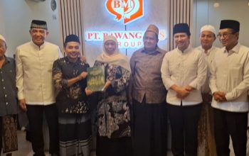 KEK Tembakau Madura, Komunitas Muda Madura (KAMURA), Subairi Muzakki (dua dari kiri) menyerahkan Surat Bersama Bupati se-Madura serta Naskah Akademik KEK Tembakau Madura kepada Gubernur Jawa Timur Khofifah Indar Parawansa. [Foto: istimewa]