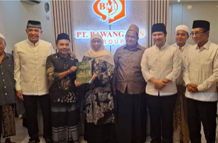 KEK Tembakau Madura, Komunitas Muda Madura (KAMURA), Subairi Muzakki (dua dari kiri) menyerahkan Surat Bersama Bupati se-Madura serta Naskah Akademik KEK Tembakau Madura kepada Gubernur Jawa Timur Khofifah Indar Parawansa. [Foto: istimewa]