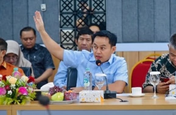 Ujang Bey.