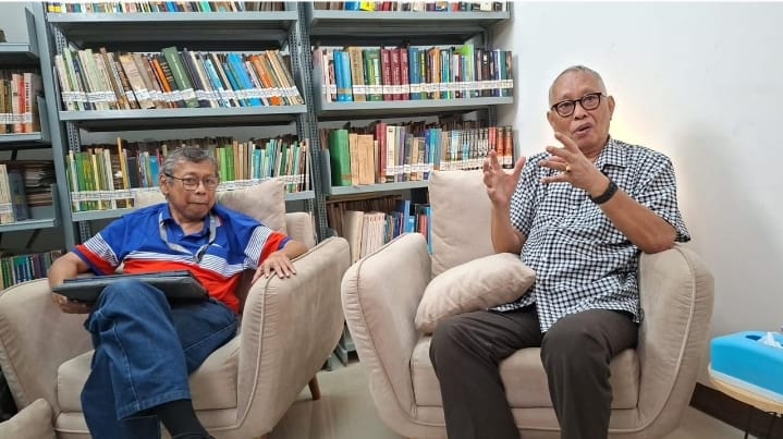 Thamrin Amal Tomagola (kanan) dan Nur Iman Subono (kiri).