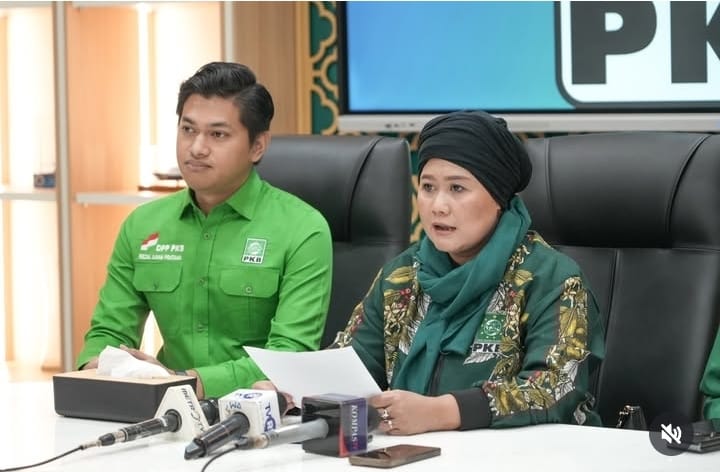 Luluk Nur Hamidah (kanan).