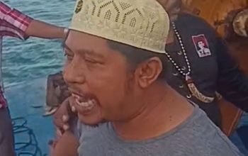 Ahmad Shidiq mengomando warga yang tergabung dalam Gerakan Masyarakat Tolak Reklamasi (GEMA AKSI) usir paksa ekskavator bersama pengawalnya keluar dari perairan Tapakerbau Sumenep. [Tangkapan layar]