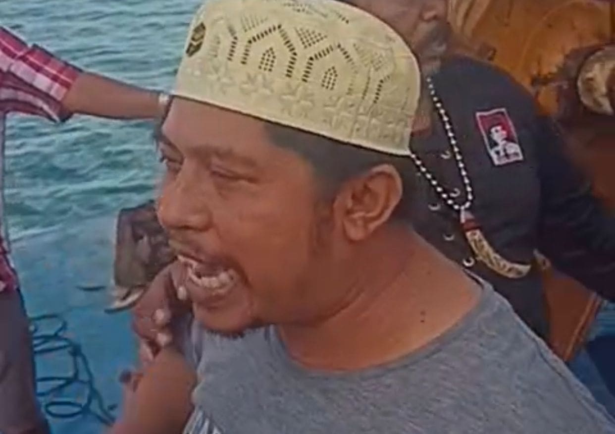 Ahmad Shidiq mengomando warga yang tergabung dalam Gerakan Masyarakat Tolak Reklamasi (GEMA AKSI) usir paksa ekskavator bersama pengawalnya keluar dari perairan Tapakerbau Sumenep. [Tangkapan layar]