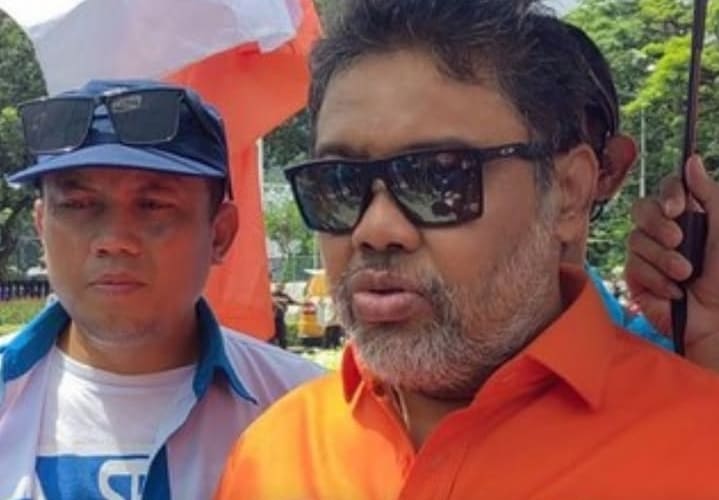 Presiden KSPI Said Iqbal (kacamata hitam).