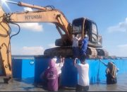 Warga yang tergabung dalam Gerakan Masyarakat Tolak Reklamasi (GEMA AKSI) mengusir paksa ekskavator yang melakukan aktivitas pengerukan di laut Kampung Tapakerbau pada Minggu (5/4/2026). [Foto: akun Facebook Marlaf Sucitpo]