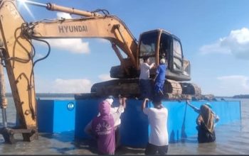 Warga yang tergabung dalam Gerakan Masyarakat Tolak Reklamasi (GEMA AKSI) mengusir paksa ekskavator yang melakukan aktivitas pengerukan di laut Kampung Tapakerbau pada Minggu (5/4/2026). [Foto: akun Facebook Marlaf Sucitpo]