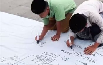 Masyarakat tandatangani petisi dukungan untuk Haji Her di Taman Adipura Sumenep.