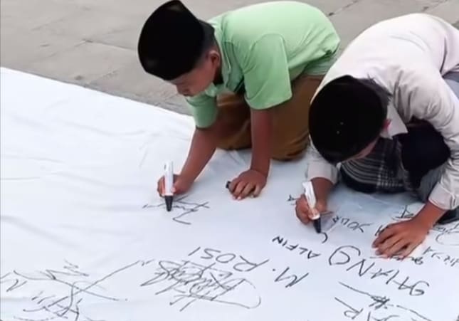 Masyarakat tandatangani petisi dukungan untuk Haji Her di Taman Adipura Sumenep.