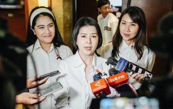 Grace Natalie (tengah).