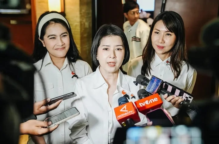 Grace Natalie (tengah).