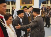Hery Susanto bersalaman dengan Presiden Prabowo Subianto usai dilantik jadi Ketua Ombudsman RI, Jumat (10/4/2026).