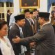 Hery Susanto bersalaman dengan Presiden Prabowo Subianto usai dilantik jadi Ketua Ombudsman RI, Jumat (10/4/2026).