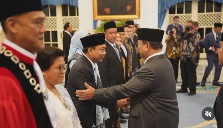 Hery Susanto bersalaman dengan Presiden Prabowo Subianto usai dilantik jadi Ketua Ombudsman RI, Jumat (10/4/2026).