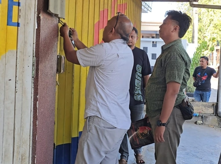 Polres Pamekasan saat mengamankan eks anggota DPRD Sumenep dalam kasus dugaan penipuan. [Foto: istimewa]