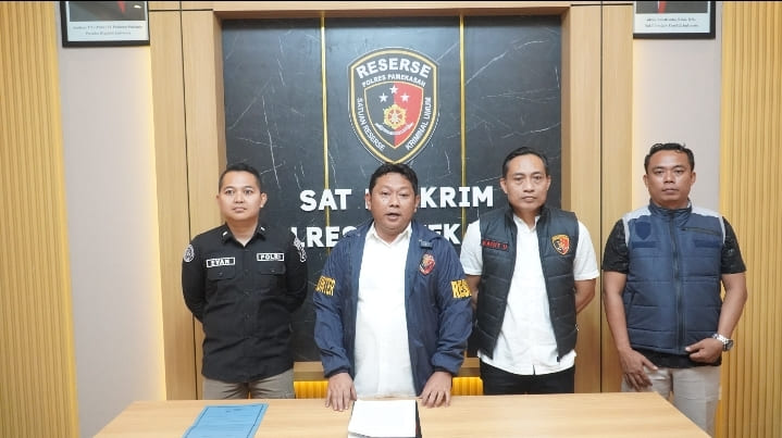 Polres Pamekasan gelar konferensi pers terkait penangkapan oknum guru ngaji yang diduga melakukan pemerkosaan terhadap 2 anak di bawah umur.