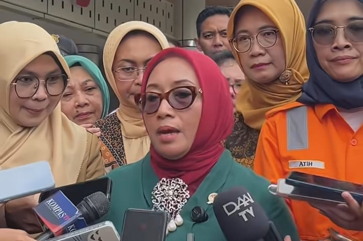 Menteri PPPA Arifatul Choiri Fauzi (kerudung merah).