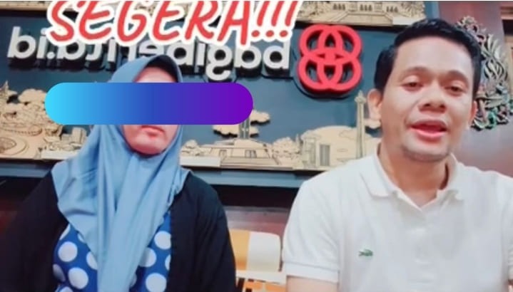 Pengacara Sulaisi Abdurrazaq (kanan) bersama kliennya, korban KDRT berinisial E (kiri).