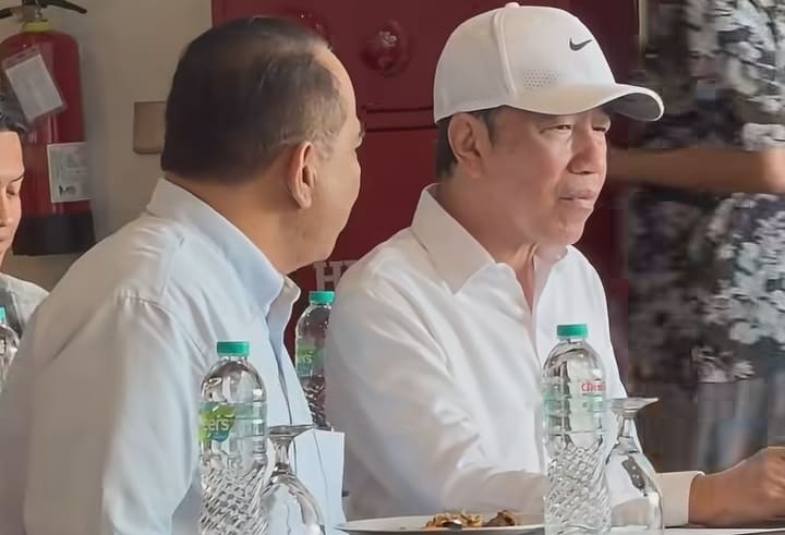 Ketum Projo Budi Arie (kiri) bertemu dengan Jokowi di Rawamangun, Jakarta Timur pada 1 Mei 2026. [Tangkapan layar]