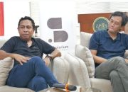 Direktur Program Trend Asia, Ahmad Ashov Birry (kanan) dan Pengkampanye Anti Tambang dan Energi Berkeadilan WALHI Faizal Ratuela (kiri) dalam diskusi di LP3ES Jakarta, Selasa 12 Mei 2026.