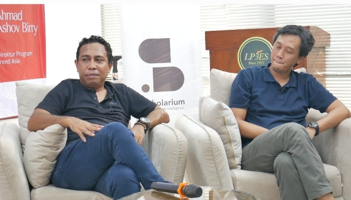 Direktur Program Trend Asia, Ahmad Ashov Birry (kanan) dan Pengkampanye Anti Tambang dan Energi Berkeadilan WALHI Faizal Ratuela (kiri) dalam diskusi di LP3ES Jakarta, Selasa 12 Mei 2026.