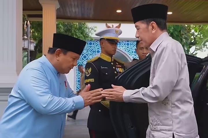 Presiden Prabowo Subianto (kiri) sungkem kepada Presiden ke-7 RI Joko Widodo dalam momen Idulfitri 2026.
