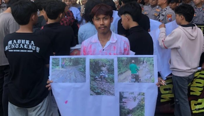 Mahasiswa Kangayan Demo Kantor Bupati Sumenep, Protes Ketimpangan Infrastruktur