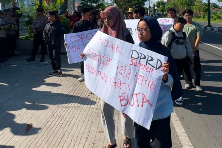 Massa aksi PPI memprotes masa cuti anggota DPRD Sumenep Nia Kurnia Fauzi karena diduga sudah setahun lebih. [Foto: istimewa]