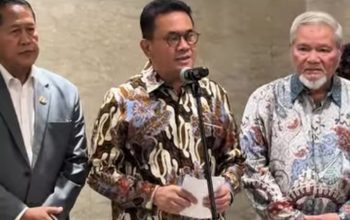 Mendag Budi Santoso (tengah).
