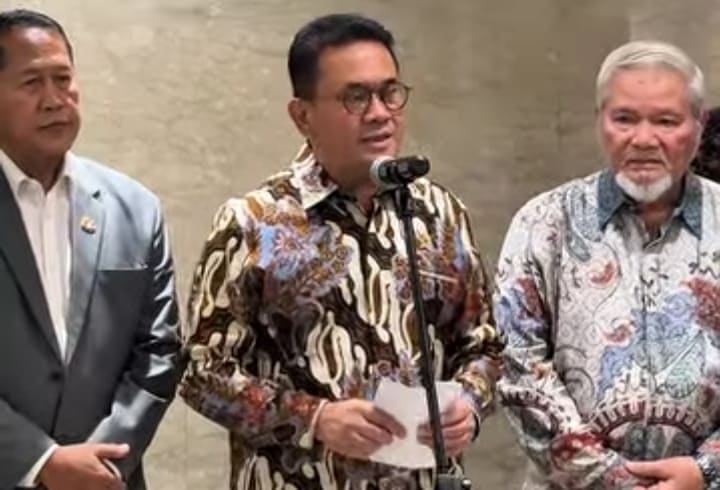 Mendag Budi Santoso (tengah).