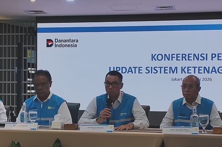 Direktur Utama PLN Darmawan Prasodjo (tengah).