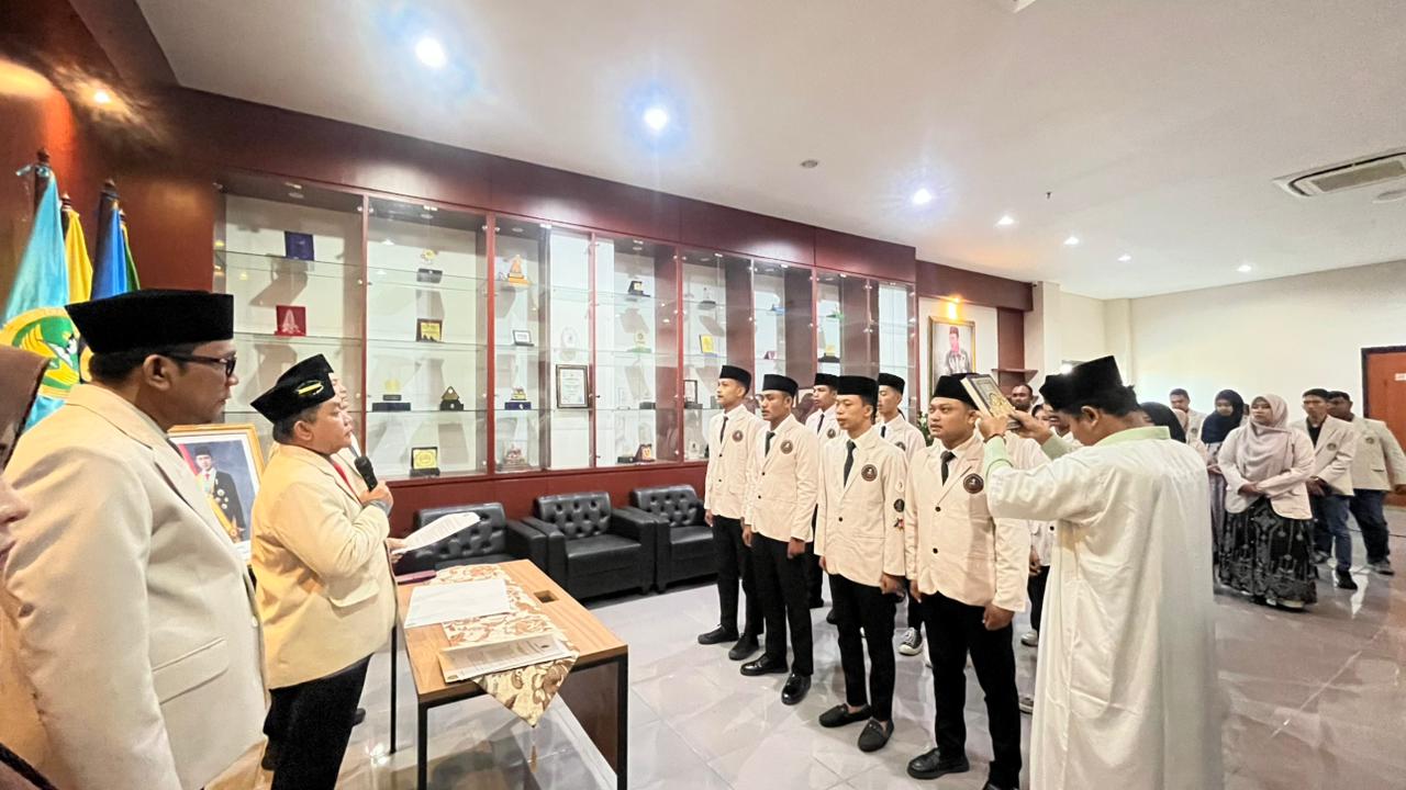 Pelantikan Dewan Perwakilan Mahasiswa (DPM) dan Badan Eksekutif Mahasiswa Keluarga Mahasiswa (BEM KM) Universitas Bahaudin Mudhary (Uniba) Madura periode 2026-2027 pada Kamis (11/6/2027).