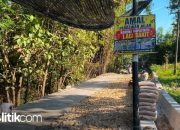 Masyarakat Kapedi melakukan penggalangan dana demi memperbaiki jalan rusak. [Foto: War/rilpolitikcom]