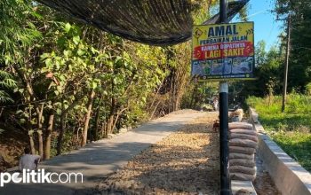 Masyarakat Kapedi melakukan penggalangan dana demi memperbaiki jalan rusak. [Foto: War/rilpolitikcom]