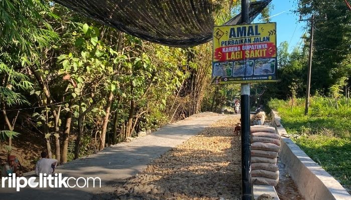 Tak Bisa Berharap ke Pemerintah, Masyarakat Sumenep Galang Dana Perbaiki Jalan Rusak