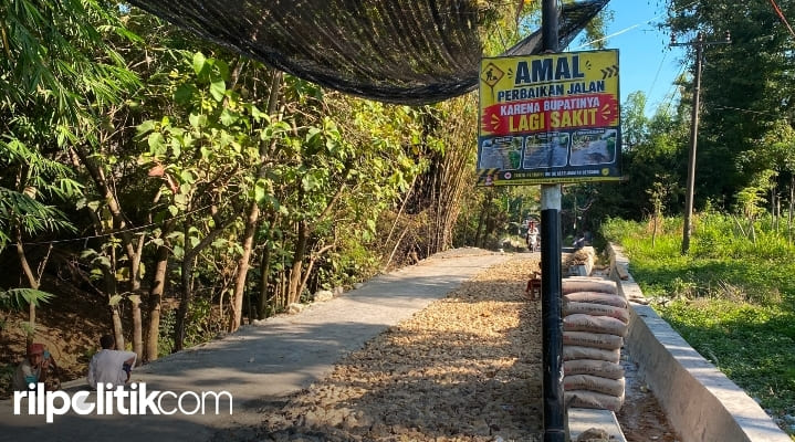 Masyarakat Kapedi melakukan penggalangan dana demi memperbaiki jalan rusak. [Foto: War/rilpolitikcom]