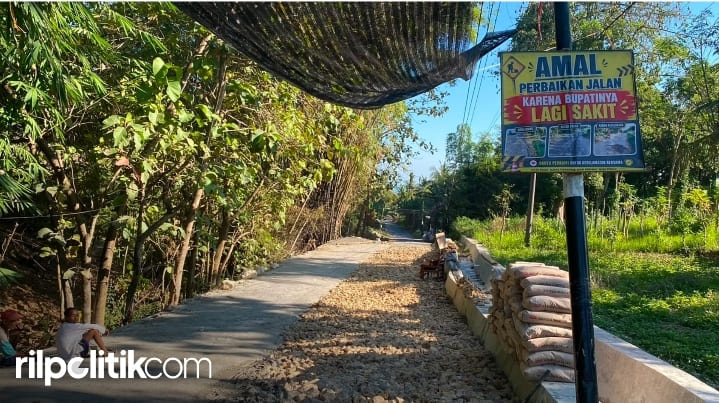Masyarakat Desa Kapedi perbaiki jalan rusak secara swadaya. [Foto: War/rilpolitikcom]