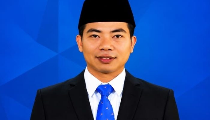 Anggota DPRD Sumenep Mukhlas Sumbang 50 Sak Semen untuk Perbaiki Jalan Rusak di Kapedi