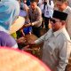 Presiden Prabowo Subianto bersalaman dengan para petani dalam acara panen raya serentak di seluruh Indonesia di Malang, Jawa Timur, Jumat (17/7/2026). [Foto: istimewa]