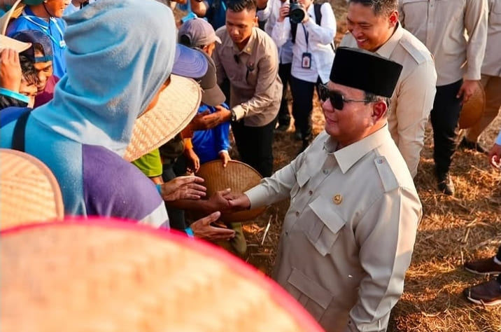 Presiden Prabowo Subianto bersalaman dengan para petani dalam acara panen raya serentak di seluruh Indonesia di Malang, Jawa Timur, Jumat (17/7/2026). [Foto: istimewa]
