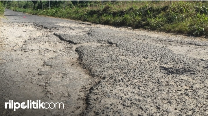 Kondisi jalan raya dari perempatan Tangseh menuju Pasar Kapedi Sumenep.