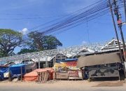 Renovasi lapak di pelataran depan Pasar Ganding Sumenep.