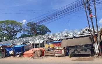 Renovasi lapak di pelataran depan Pasar Ganding Sumenep.