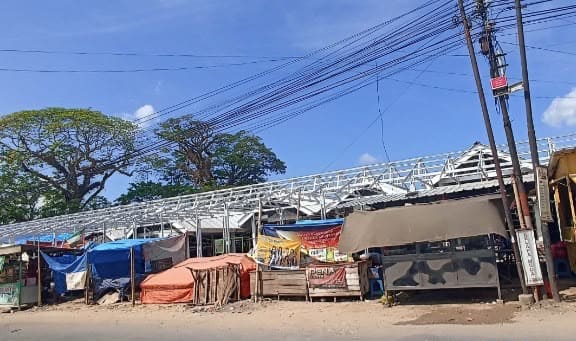 Renovasi lapak di pelataran depan Pasar Ganding Sumenep.