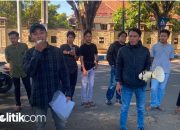 Sejumlah massa dari Jaring Demokrasi Sumekar di depan Mapolresta Sumenep. [Foto: Ah/rilpolitikcom]