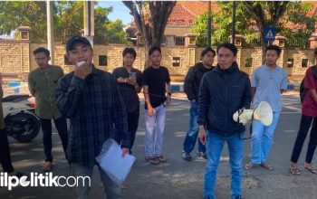 Sejumlah massa dari Jaring Demokrasi Sumekar di depan Mapolresta Sumenep. [Foto: Ah/rilpolitikcom]