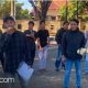 Sejumlah massa dari Jaring Demokrasi Sumekar di depan Mapolresta Sumenep. [Foto: Ah/rilpolitikcom]