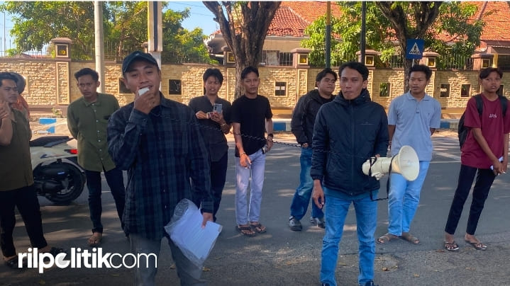 Sejumlah massa dari Jaring Demokrasi Sumekar di depan Mapolresta Sumenep. [Foto: Ah/rilpolitikcom]